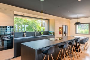 Cuisine-noire-contemporaine-bois-equipe Cuisine-noire-contemporaine-bois-equipe