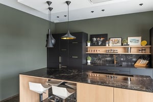 Cuisine-noire-marbre-noir-suspenssion Cuisine-noire-marbre-noir-suspenssion