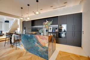 Cuisine-noire-ilot-plan-travail-colore Cuisine-noire-ilot-plan-travail-colore