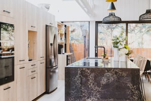 Cuisine-ilo-central-noir-marbre Cuisine-ilo-central-noir-marbre