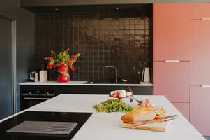 Cuisine-noir-credence-couleur Cuisine-noir-credence-couleur