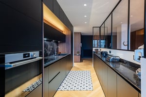 Cuisine-noire-longeur-bois-et-eclairage Cuisine-noire-longeur-bois-et-eclairage