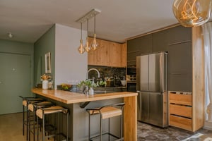 Petite-cuisine-chalet-bois-gris-vert-Perene-Suspension Petite-cuisine-chalet-bois-gris-vert-Perene-Suspension