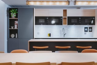 cuisine-avec-ilot-central-finition-chene-perene