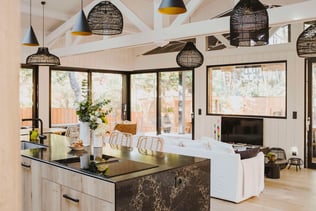 agencement-cuisine-sur-mesure-bois-et-blanc-perene