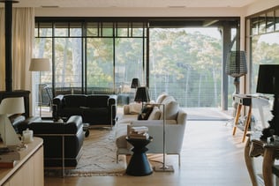 agencement-salon-lumineux-inspiration-voyage agencement-salon-lumineux-inspiration-voyage