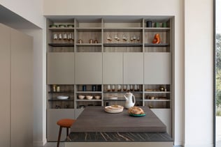 cuisine-architecte-avec-des-etageres-ilot-central-perene-dijon