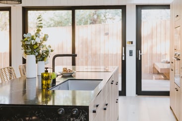 ilot-central-en-quartz-vanilla-noir-brillant-perene