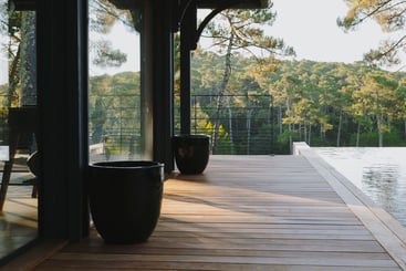 salon-avec-vue-sur-piscine salon-avec-vue-sur-piscine