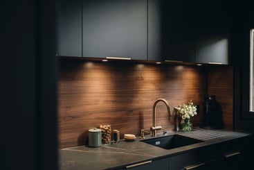 cuisine-design-noir-noyer-laiton-perene cuisine-design-noir-noyer-laiton-perene