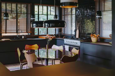 cuisine-noir-mat-ouverte-perene cuisine-noir-mat-ouverte-perene