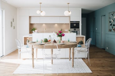 cuisine-blanche-design-perene-sur-mesure-chic-tendance_1 cuisine-blanche-design-perene-sur-mesure-chic-tendance_1