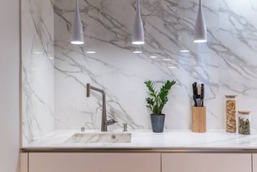 plan-de-travail-cuisine-perene-marbre-de-carrare-bois-moderne plan-de-travail-cuisine-perene-marbre-de-carrare-bois-moderne