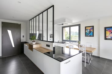 cuisine-moderne-ilot-blanche-noire-perene-saint-martin-en-haut-4_1