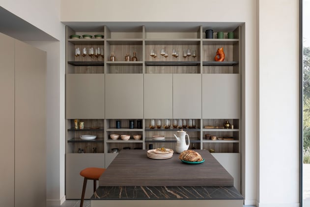 cuisine-architecte-avec-des-etageres-ilot-central-perene-dijon