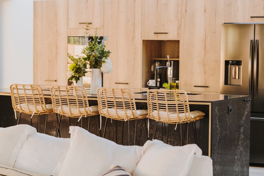 cuisine-design-ilot-noir-bois-marbre-perene