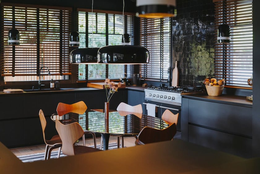 Cuisine-noire-sombre-elegante-luminaire-marron Cuisine-noire-sombre-elegante-luminaire-marron