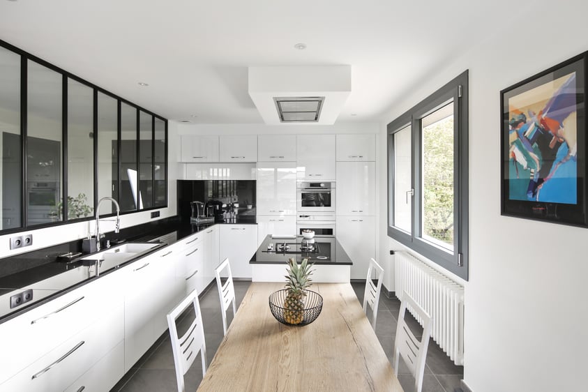 cuisine-moderne-ilot-blanche-noire-perene-saint-martin-en-haut-1_1