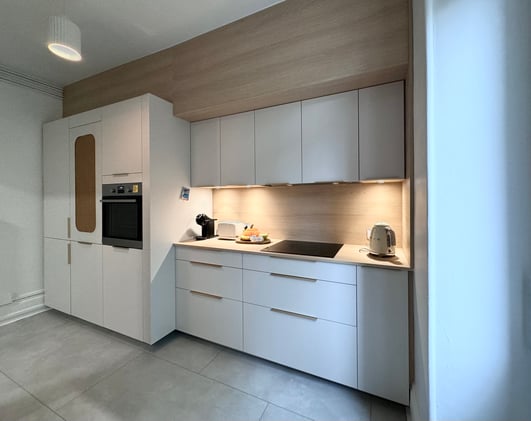 cuisine-blanche-bois-cannage-sur-mesure-perene-belfort-1 cuisine-blanche-bois-cannage-sur-mesure-perene-belfort-1