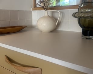 Cuisine-authentique-poignées-bois-plan-de-travail-stratifié-matériau-de-qualité Cuisine-authentique-poignées-bois-plan-de-travail-stratifié-matériau-de-qualité