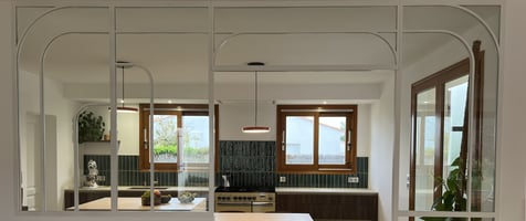 verrière dans une cuisine vintage
