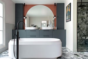 Salle de bain design personnalisé aux couleurs audacieuses