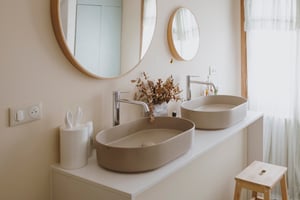 Une salle de bain minimaliste personnalisée Perene
