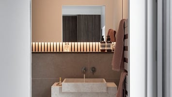 Une salle de bain élégante et naturelle Perene