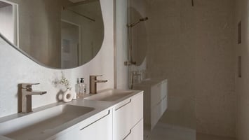 Salle de bain minimaliste et design contemporain Perene