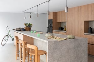 Cuisine spacieuse grise et bois ilot central perene