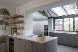 Cuisine plan de travail blanc et finitions grises perene