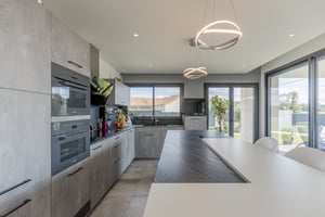 Cuisine contemporaine grise ilot marbre et finitions grises perene
