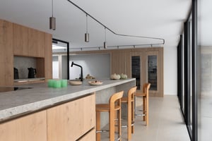 Cuisine grise et bois ouverte lumineuse spacieuse perene