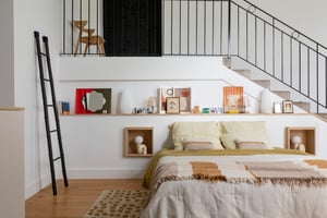 Chambre-rangements-mansardee-niches-sur-mesure-perene