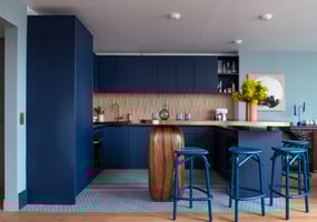 Cuisine-bar-perene-rangements-sur-mesure-bleu-bar