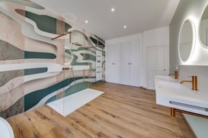 Salle-de-bain-ouverte-coloree-lumineuse-spacieuse-perene