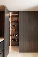 Cellier_arrière_attenant_à_la_cuisine_moderne