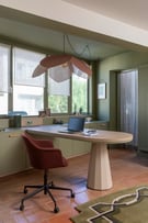 Bureau vert et rose rétro, décoré et agencé sur mesure