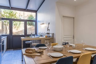 Espace de convivialité ouvert sur la cuisine