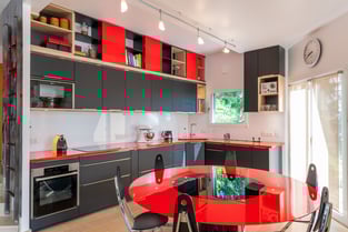 Noir, rouge et bois pour cette réalisation haute en couleur !