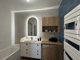 Vue d'ensemble de la salle de bain esprit marin