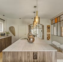 Ambiance chic pour cette cuisine sur mesure en bois