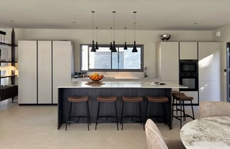 Vue de face de la cuisine depuis la salle à manger.