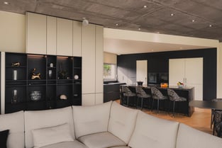 salon ouvert sur cuisine contemporaine avec agencement sur mesure et grand volume à Caen