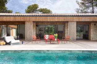 Maison avec terrasse lumineuse mélangée de pierres et de bois, avec piscine et salon de jardin. Maison avec terrasse lumineuse mélangée de pierres et de bois, avec piscine et salon de jardin.