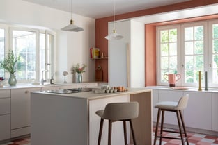 Cuisine intemporelle et bucolique, vue large sur la pièce avec ilot et tabourets