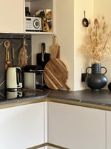 Cuisine sur mesure beige et plan de travail noir