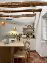 Cuisine beige sol terre cuite et poutres apparentes