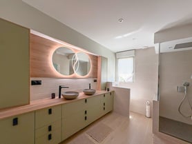Salle de bain sobre et chaleureuse