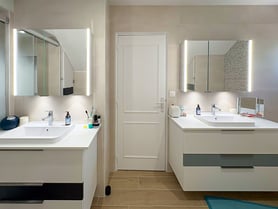 Deux espaces harmonieux pour une salle de bain familiale